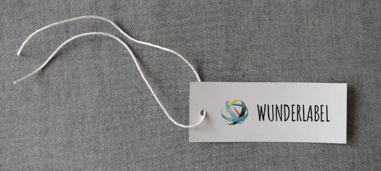 So wird ein Hangtag mit einer Schlaufe befestigt Hangtag mit Schlaufe