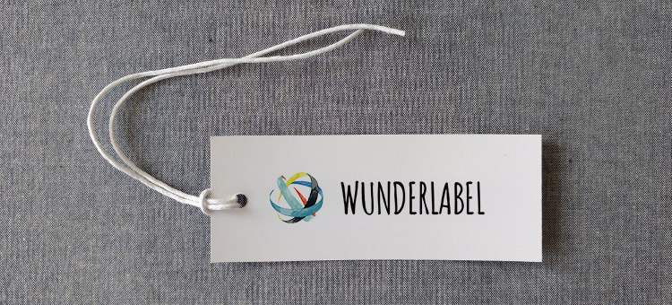 So wird ein Hangtag mit einer verankerten Schlaufe befestigt Hangtag mit verankerter Schlaufe