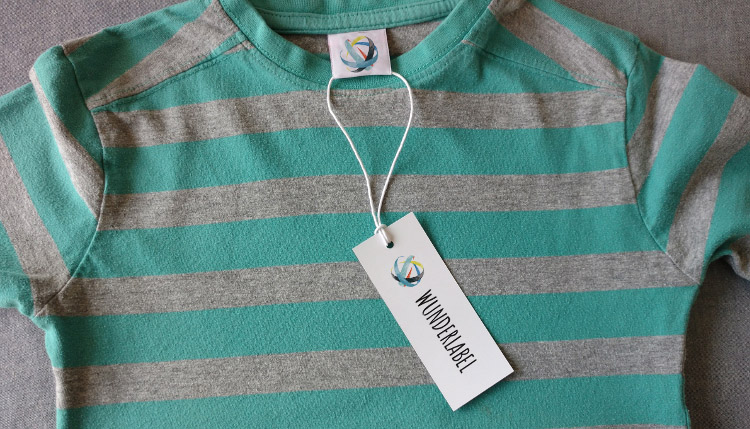 So wird ein Hangtag befestigt: T-Shirt-Beispiel mit Kordel T-Shirt mit Hangtag und Kordel