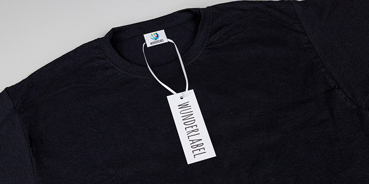 So wird ein Hangtag mit einem Satinband befestigt Hangtag mit Band